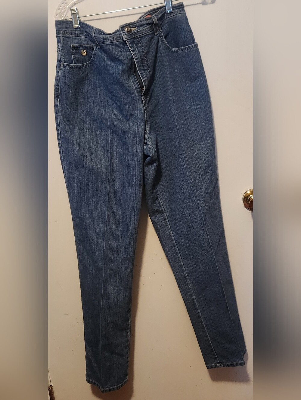Women's Straight-Leg Jeans in Mid Blue